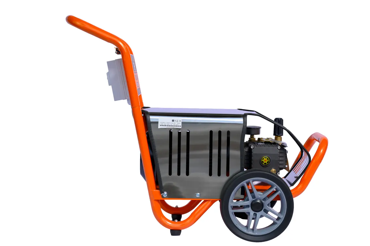 Industrial 5.5kW high pressure cleaner COVAX CV3200MS2A featuring 3200 PSI pump, pressure gauge, and 5 quick-connect nozzles.